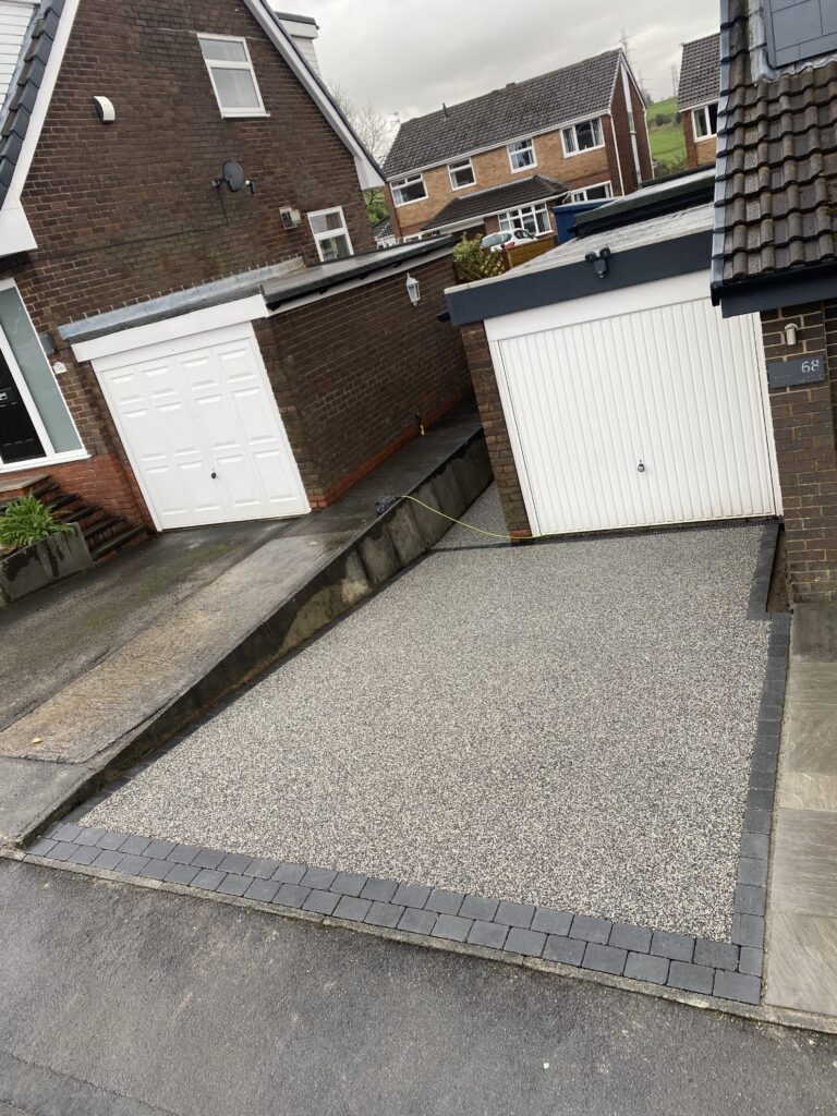 20m² Eclipse resin driveway with charcoal block borders