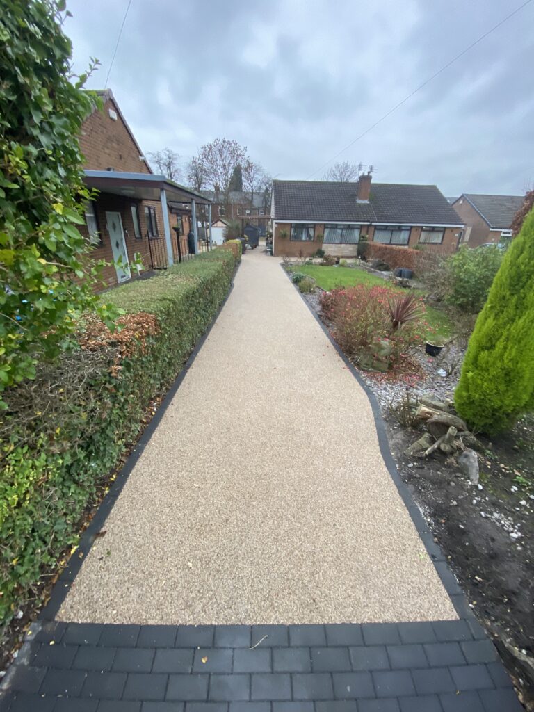 64m² Arizona resin driveway with charcoal borders in Denton