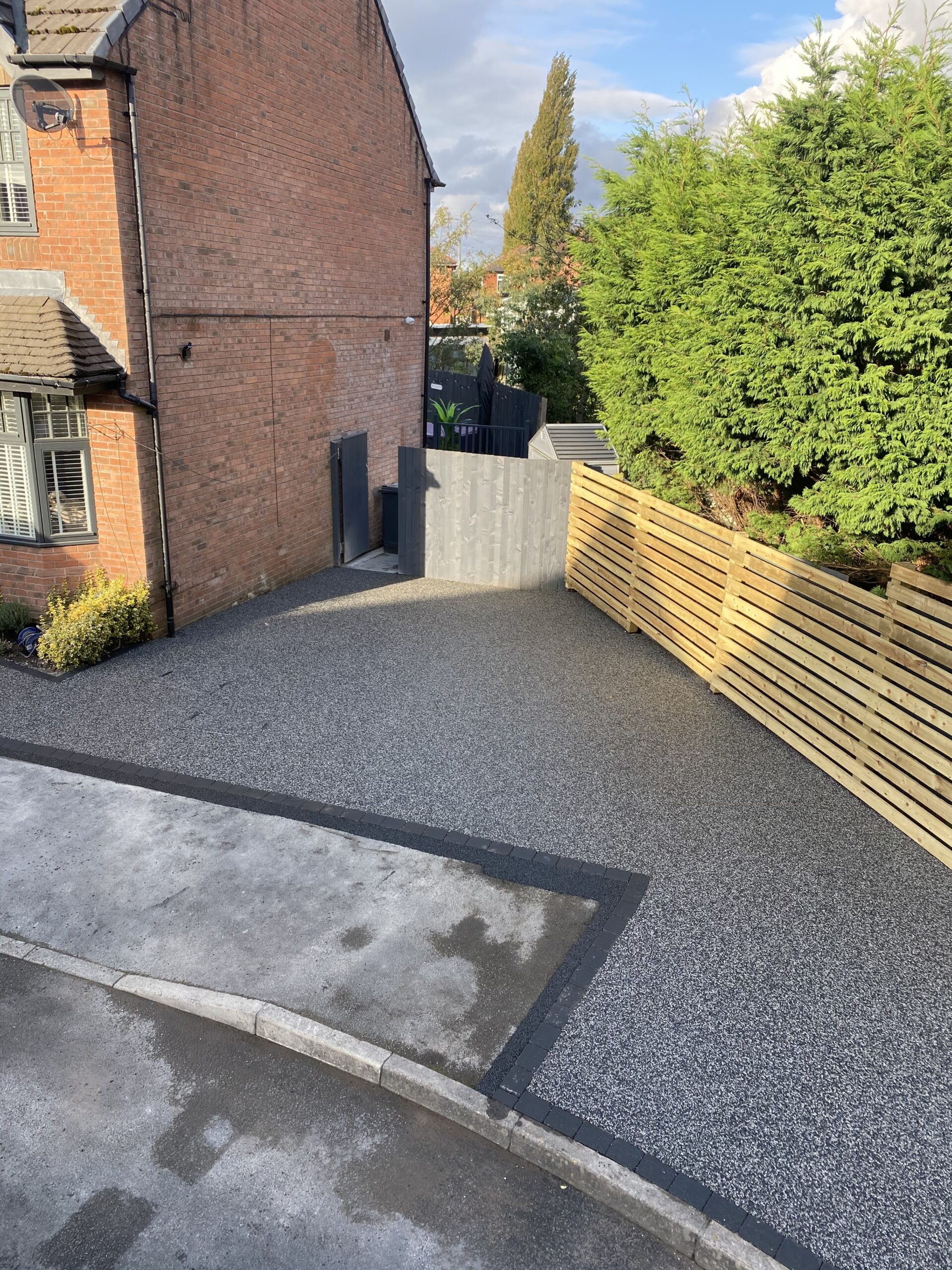 Eclipse resin surfacing and charcoal block border detail at an Ashton-under-Lyne driveway project