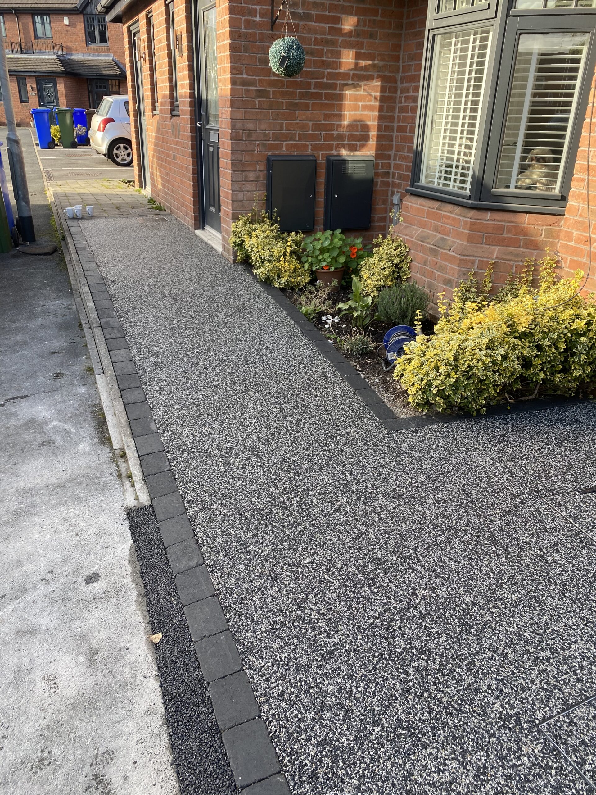Eclipse resin-bound path in Ashton-under-Lyne finished with contrasting charcoal block edging