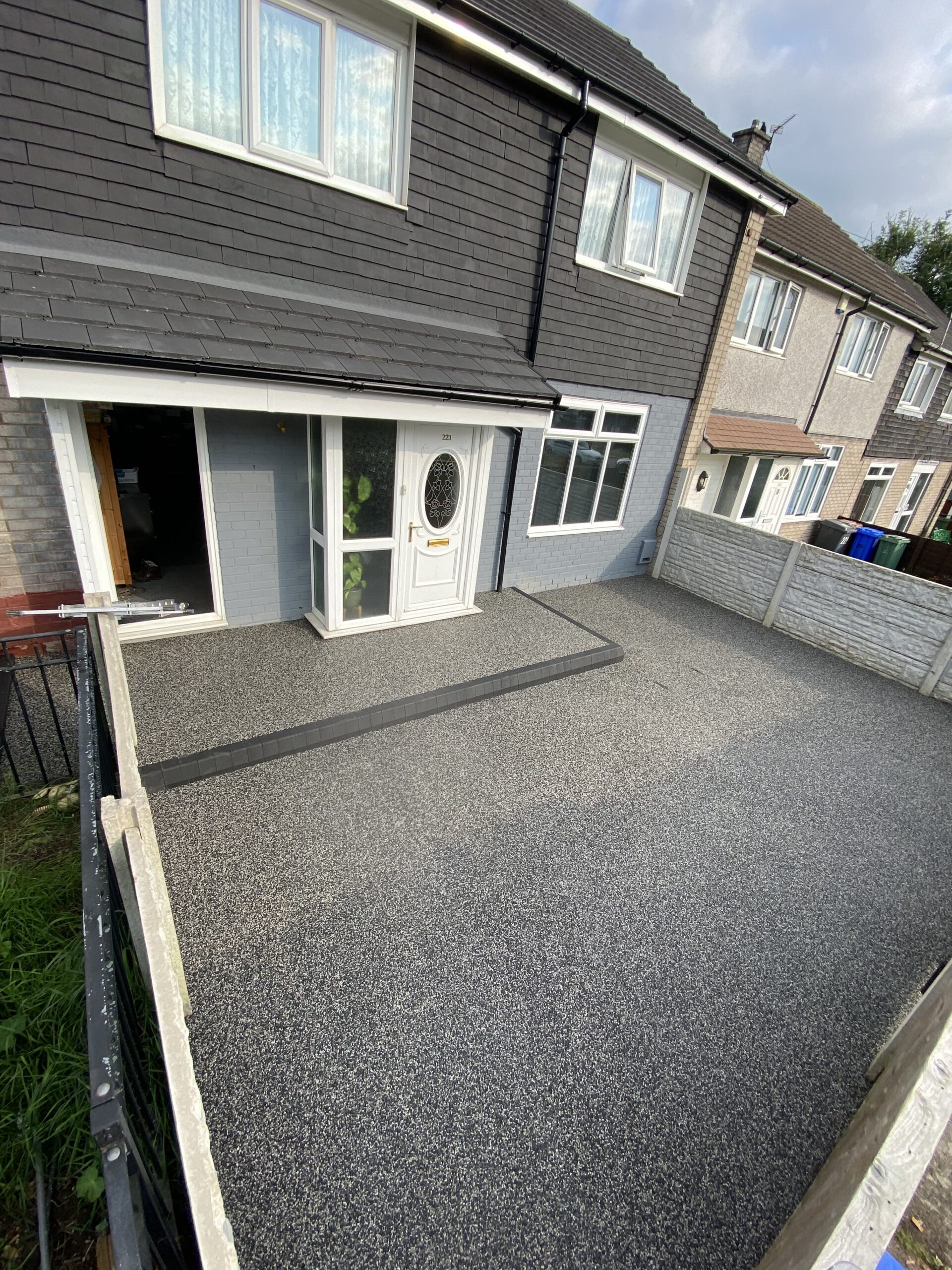 Completed Harlequin resin front garden in Hattersley, Hyde with charcoal edging and new step