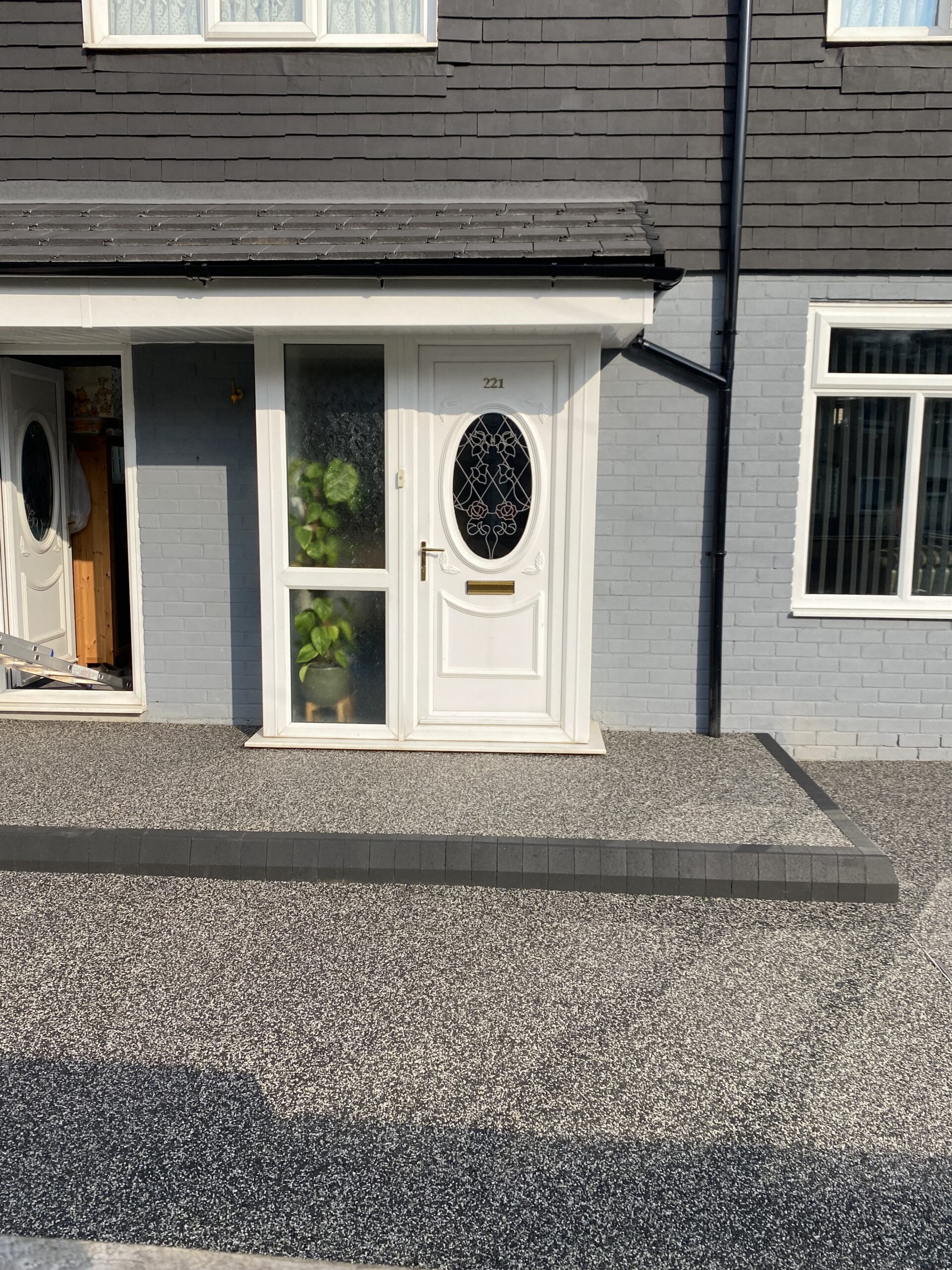 Completed resin front garden in Hattersley, Hyde with Harlequin finish and charcoal edging