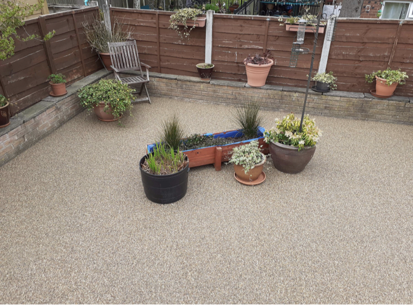 Close view of the finished Cappuccino resin patio and garden in Ashton-under-Lyne