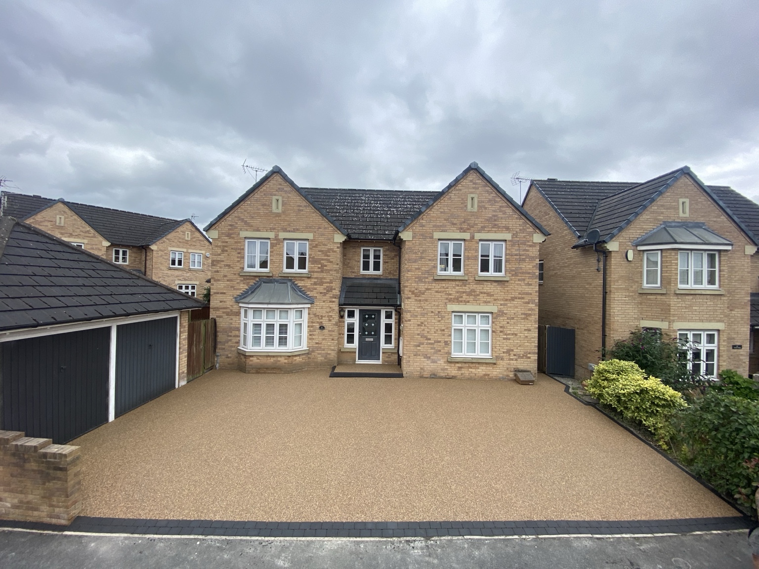 75m² Cappuccino resin-bound driveway in Glossop with charcoal block border