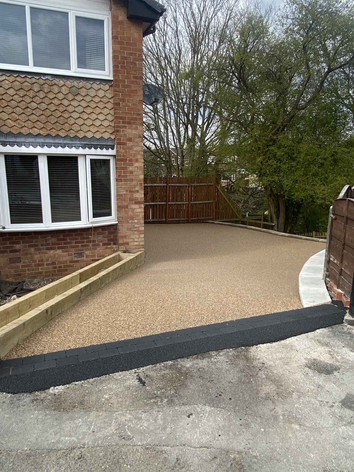 Completed 63m² Cappuccino resin driveway in Hyde with charcoal block-paved entrance